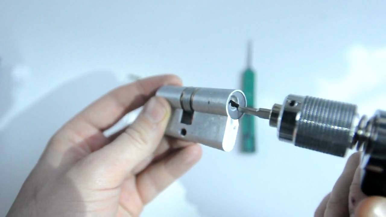 Plug spinner